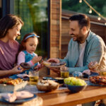 Costco'nun yüksek dereceli katlanan piknik masası, veranda eğlendirmesi için kaliteli oturma sunuyor