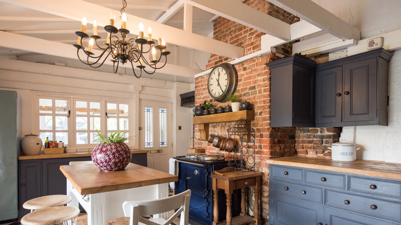 Ahşap ve mavi aksanlı mutfakta avize