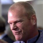 HGTV'den Mike Holmes'a göre karanlık bir mutfağı aydınlatmanın en iyi yolu