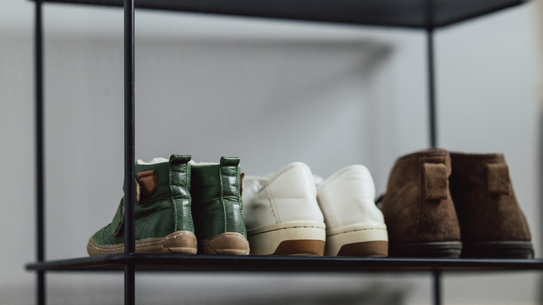 Birkaç temiz ayakkabı ile metal ayakkabı rafı