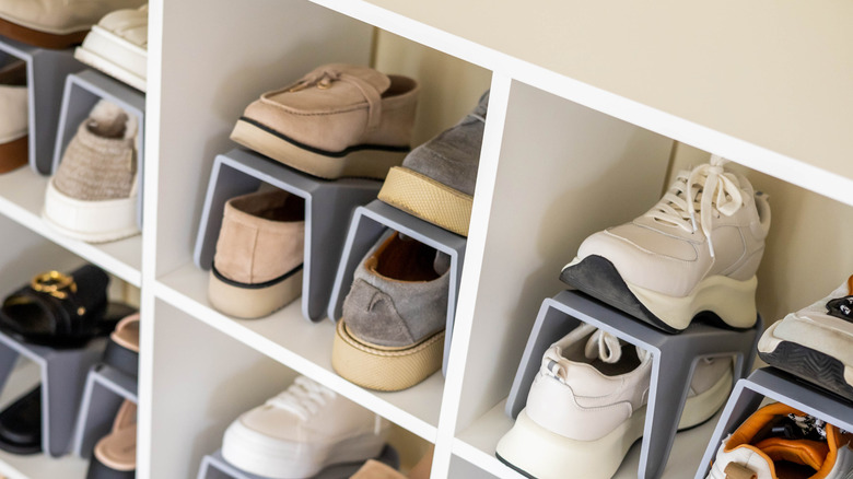 Plastik organizatörlerde ayakkabılı raf