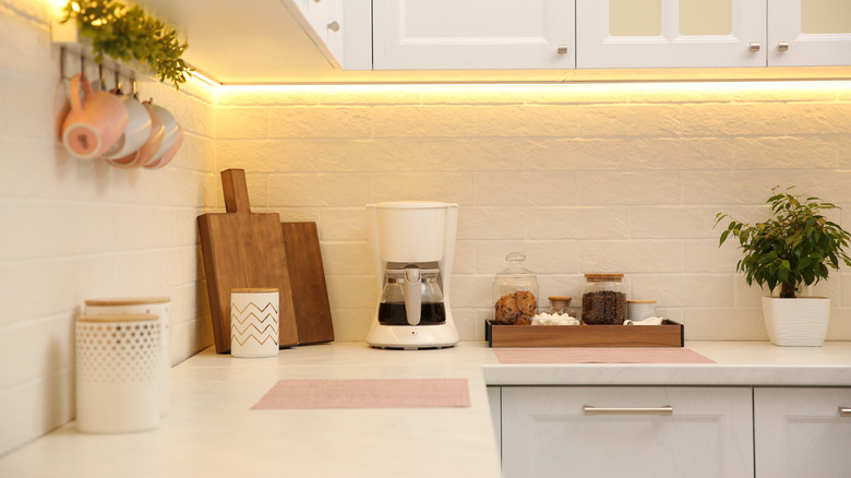 Çeşitli pişirme ürünleri ile stilli tezgah