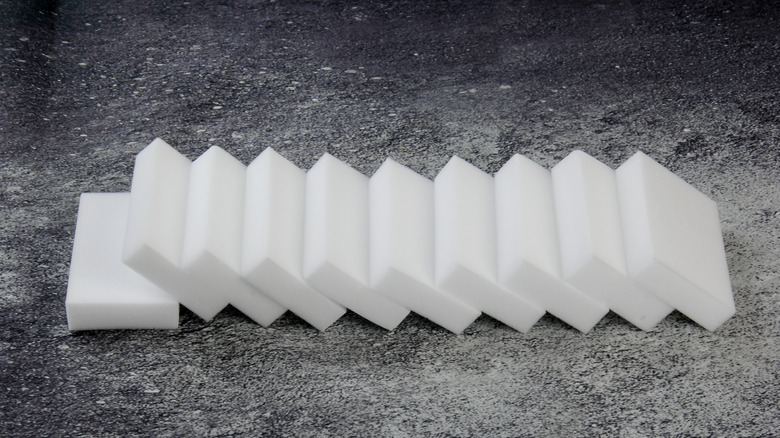 Birkaç beyaz melamin sünger