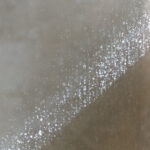 Basit, uygun fiyatlı bir çözümle cam duş kapılarından sert su lekelerini çıkarın