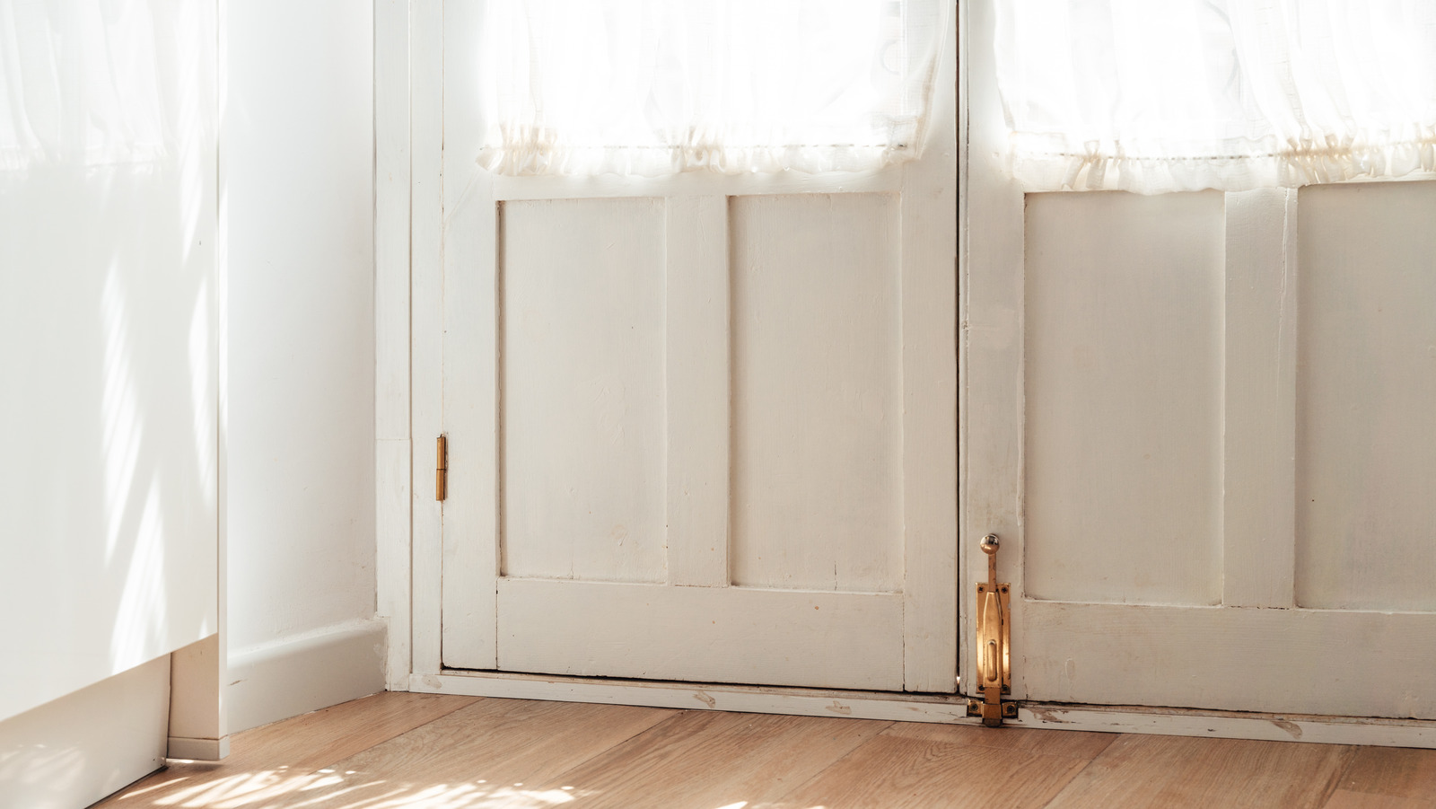 Ahşap kapınıza perdeler nasıl asmadan asır