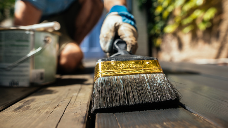 Modern Ahşap DIY görünümü için odun daha koyu bir renk boyama