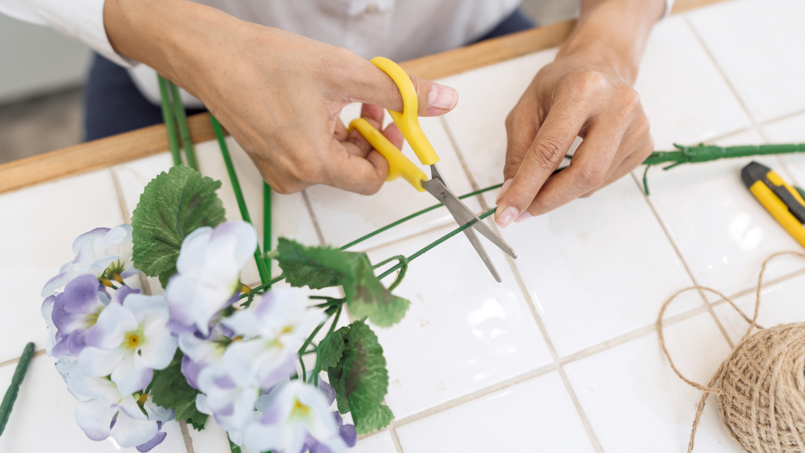 Bir Dolar Mağaza DIY ile En Şirin Mini Duvar Vazo Ekranını Yapın