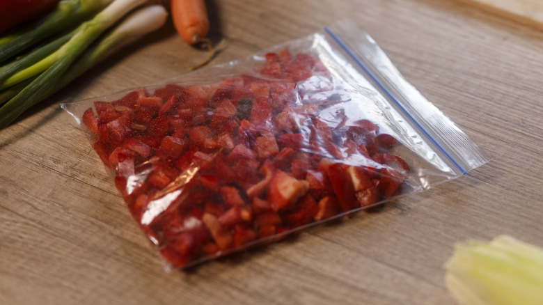 Doğranmış kırmızı biberlerle dolu plastik saklama torbası