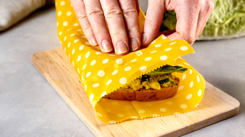 Balmumu sarma sarılmış el tutma sandviç