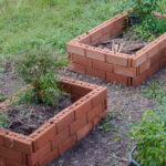 Eski tuğlaları bahçeniz için en sevimli DIY kitapçılarına yeniden yerleştirin