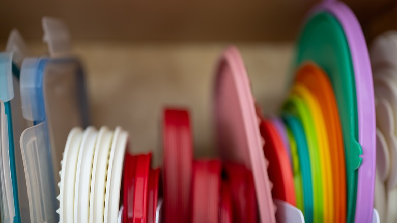 Bir kabinde organize gıda konteyneri kapakları seti