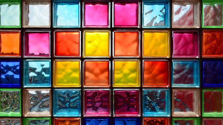 Renkli cam blokları olan bir duvarın yakınlığı