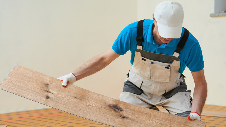 Vinil döşeme takan adam