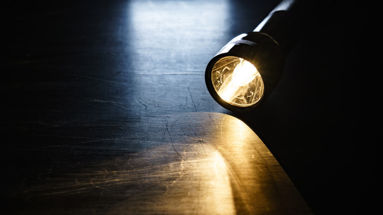 Bir kirişin dökülmesinde düz yatan el feneri