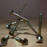 Düşmüş vidaları bulmak için harika olan 'deniz feneri' hackini nasıl kullanılır