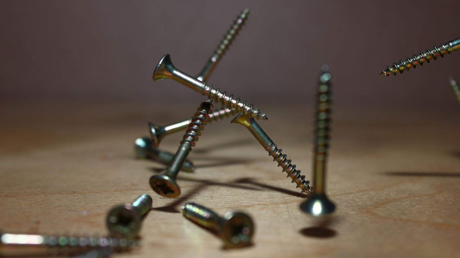 Düşmüş vidaları bulmak için harika olan 'deniz feneri' hackini nasıl kullanılır