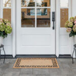 Daha yükseltilmiş bir ön kapı görünümü için dolar ağaç paspaslarını ikiye katlayın