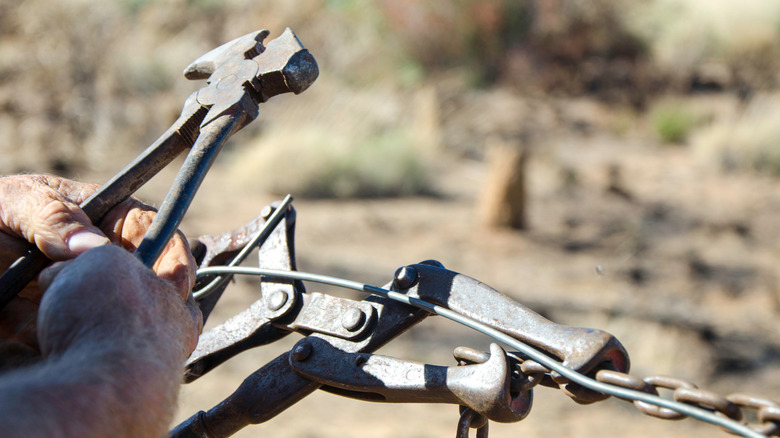 Avustralya'nın Outback'inde kullanılan iyi iş çit pensesi ve bir çit sedye