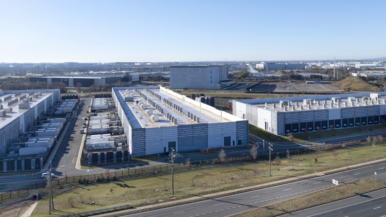Ashburn, Virginia'daki birden fazla büyük veri merkezinin hava görünümü
