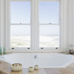 Bir banyoya kıyı titreşimlerini getiren geleneksel pencere tedavisi