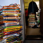 Bahçenizi dönüştürmek için eski askıları yeniden kullanmanın 17 dahi yolu