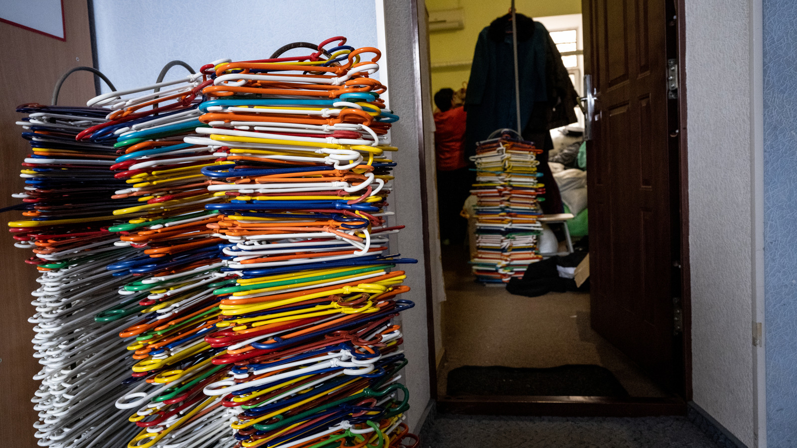 Bahçenizi dönüştürmek için eski askıları yeniden kullanmanın 17 dahi yolu