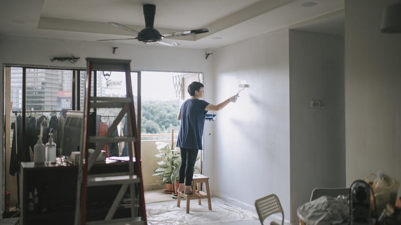 Duvara yansıyan ışıkla duvarı boyama.