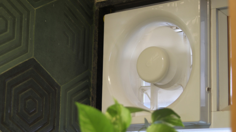 Modern yeşil kiremit banyosunda egzoz fanı