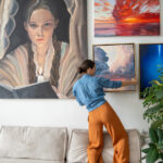 Meşgul bir galeri duvarı anında sakinleştiren basit bir tasarım hilesi