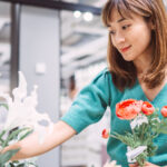 DOLLAR TRE AĞAÇ BÜTÜSÜNE GÜNEYİN BAŞKA GÜNLÜĞÜNÜN BİR RENKLİ BİR TABANI