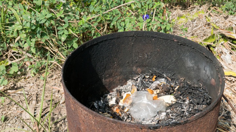 Çöp kutu olarak kullanılan ateş çukuru