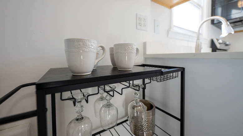 Üzerinde kupalar bulunan bir mutfakta çubuk arabası