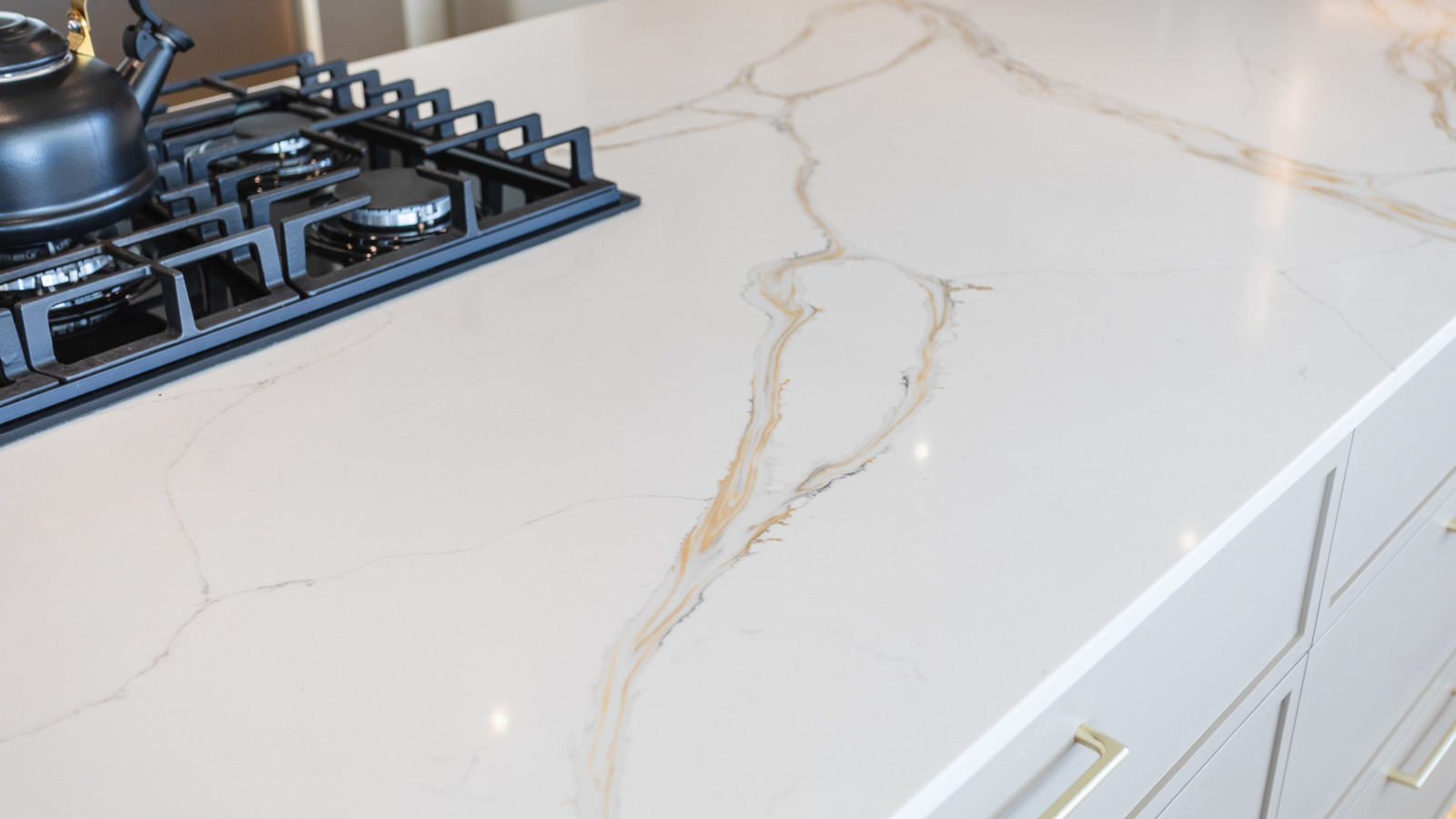 Calacatta Gold Quartz tezgahı ile eşleştirilecek en iyi backsplashes