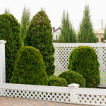 Bahçeniz için geçici bir çit yapmak için Lowe'lerden gizlilik ekranlarını kullanın