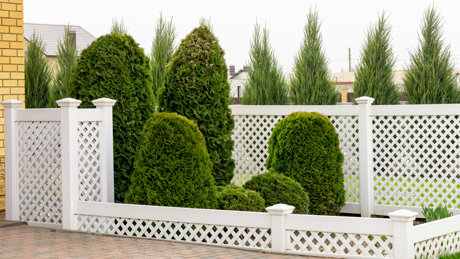 Bahçeniz için geçici bir çit yapmak için Lowe'lerden gizlilik ekranlarını kullanın