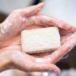 Düz sabunu oynak lavabo dekoruna dönüştüren tuhaf diy