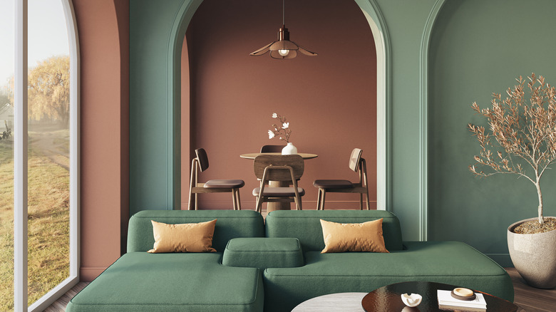 Kahverengi aksanlı orman yeşili oturma odası