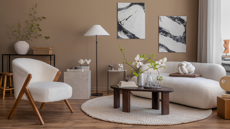 Beyaz Bouclé koltuk ve kanepeli oda