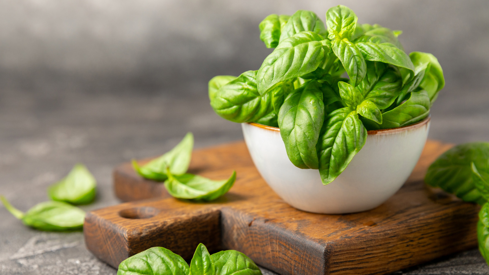 Basit bir bahçe ilavesi ile daha iyi, daha lezzetli fesleğen büyüyün