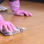 Vinil tahta zeminleri temizlemek için asla kullanmamanız gereken yaygın araçlar