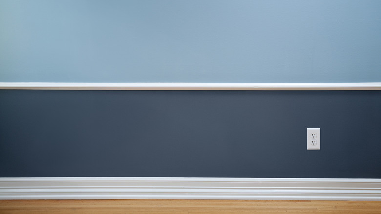 Beyaz kaplamalı iki tonlu duvarlı boş oda