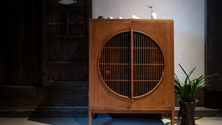 Siyah bir duvarın yanında bir ahşap dolap