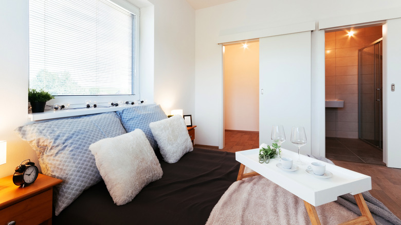 Yatak odasında beyaz sürgülü dolap kapısı