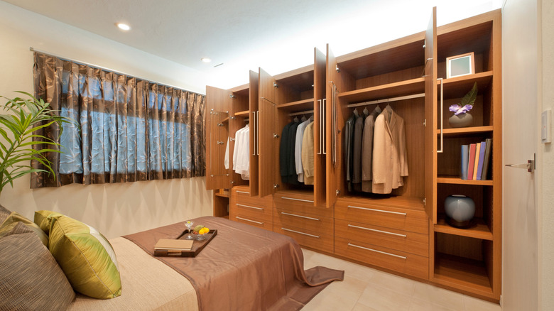 Hem dolap kapıları hem de açık raflar içeren yerleşik ahşap dolap