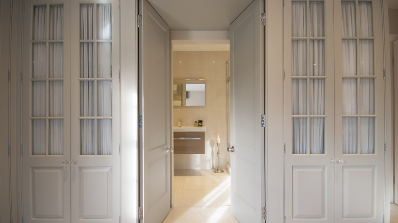 Ortada banyo kapısı olan iki Fransız kapı dolabı