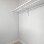 Alanınızı ezmeyecek 17 minimal dolap kapısı fikri