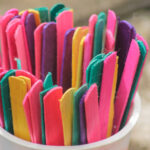 Sadece Popsicle Sticks ve birkaç Dolar Ağaç Bulalarına İhtiyacınız Varlıklar Biraz muhteşem DIY vurgu duvar dekoru yapmak için