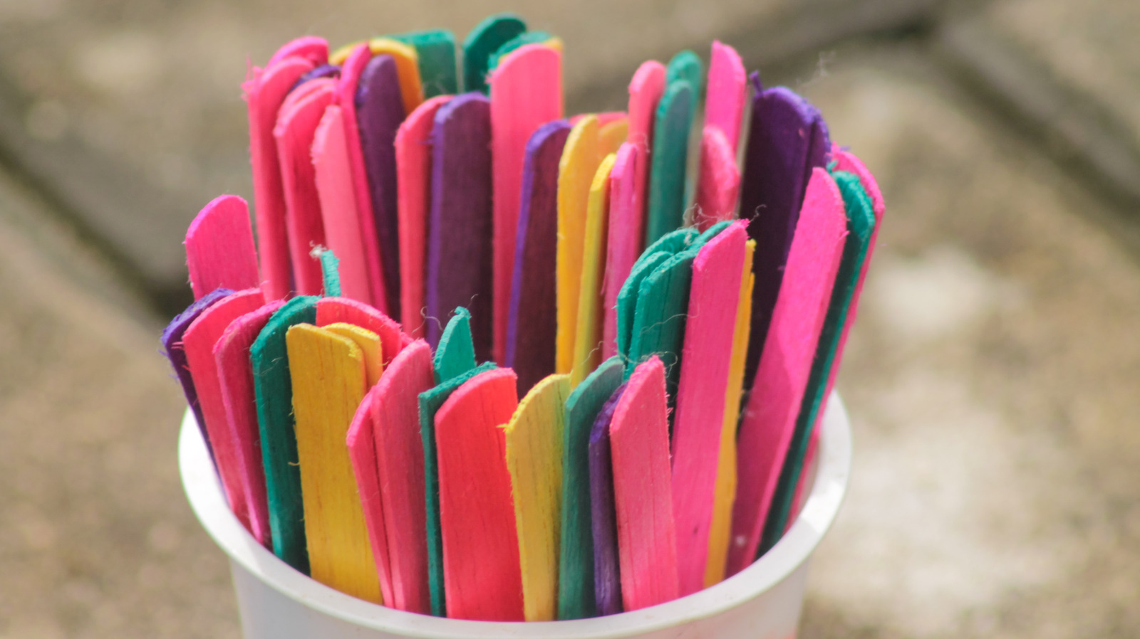 Sadece Popsicle Sticks ve birkaç Dolar Ağaç Bulalarına İhtiyacınız Varlıklar Biraz muhteşem DIY vurgu duvar dekoru yapmak için