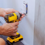 Alçıpan hasarı olmadan bitmiş bir duvara bir elektrik prizini takın