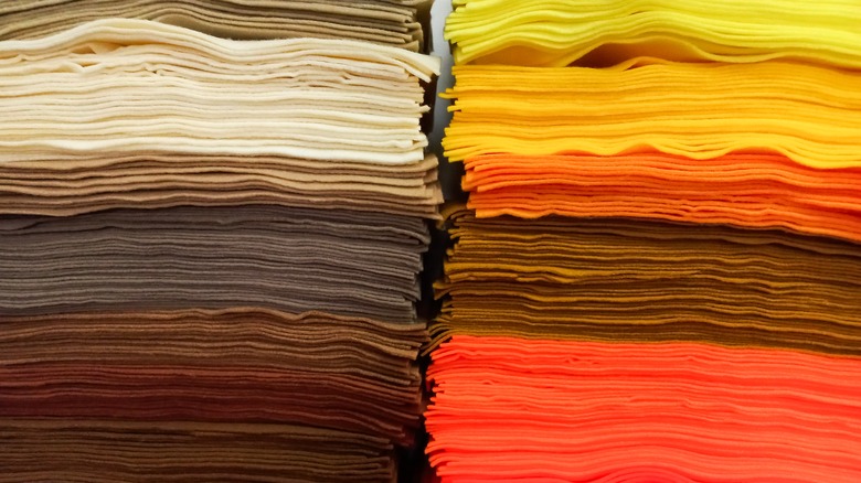 İki yığın keçe kare